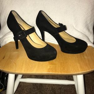 Black pumps